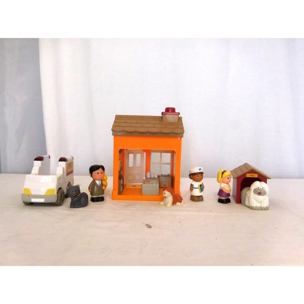 Step 2 Main Street Village Town Little People Pet Vet Clinic w Nurse Ambulance +